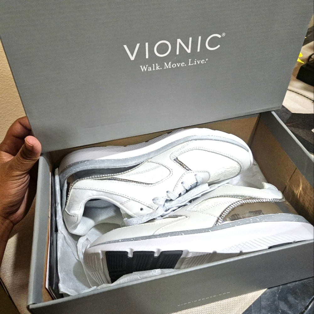Vionic womens sneaker 7.5